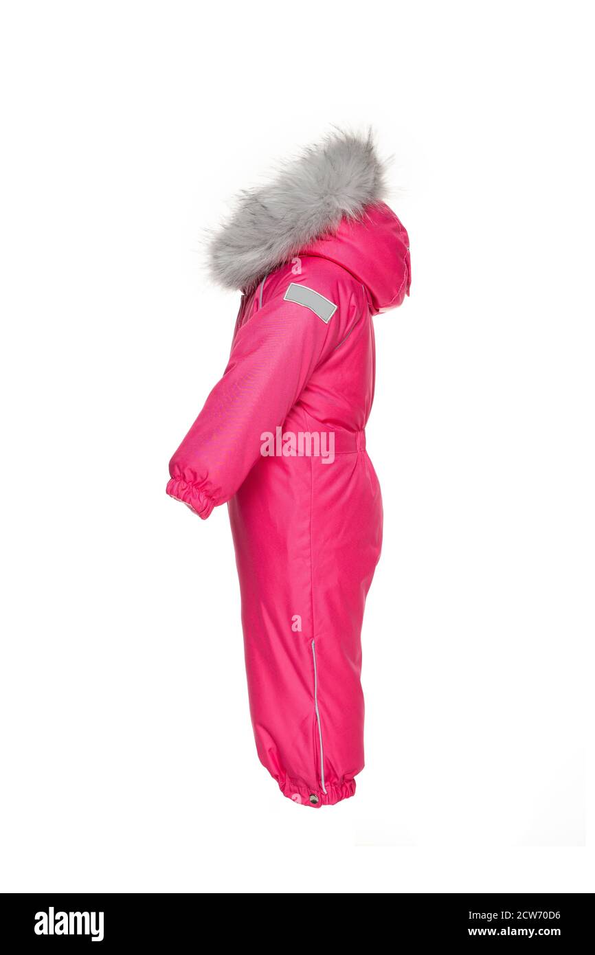 Schneeanzug, Kinder Winterkleidung zum Wandern mit Pelz Kapuze rosa Farbe, Seitenansicht, weiß isoliert Hintergrund. Stockfoto