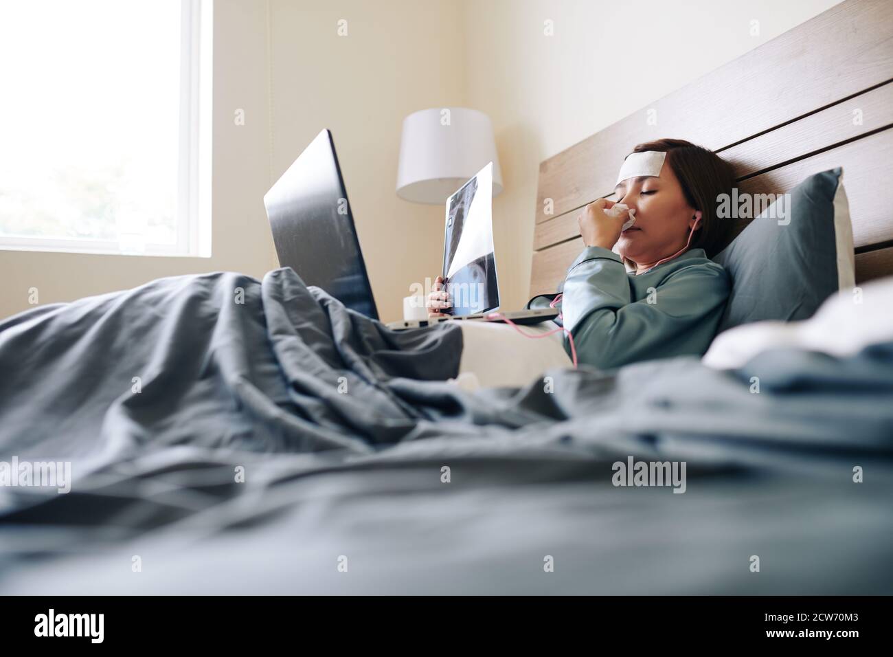 Kranke Frau, die Röntgenaufnahme der Brust anschaut Stockfoto