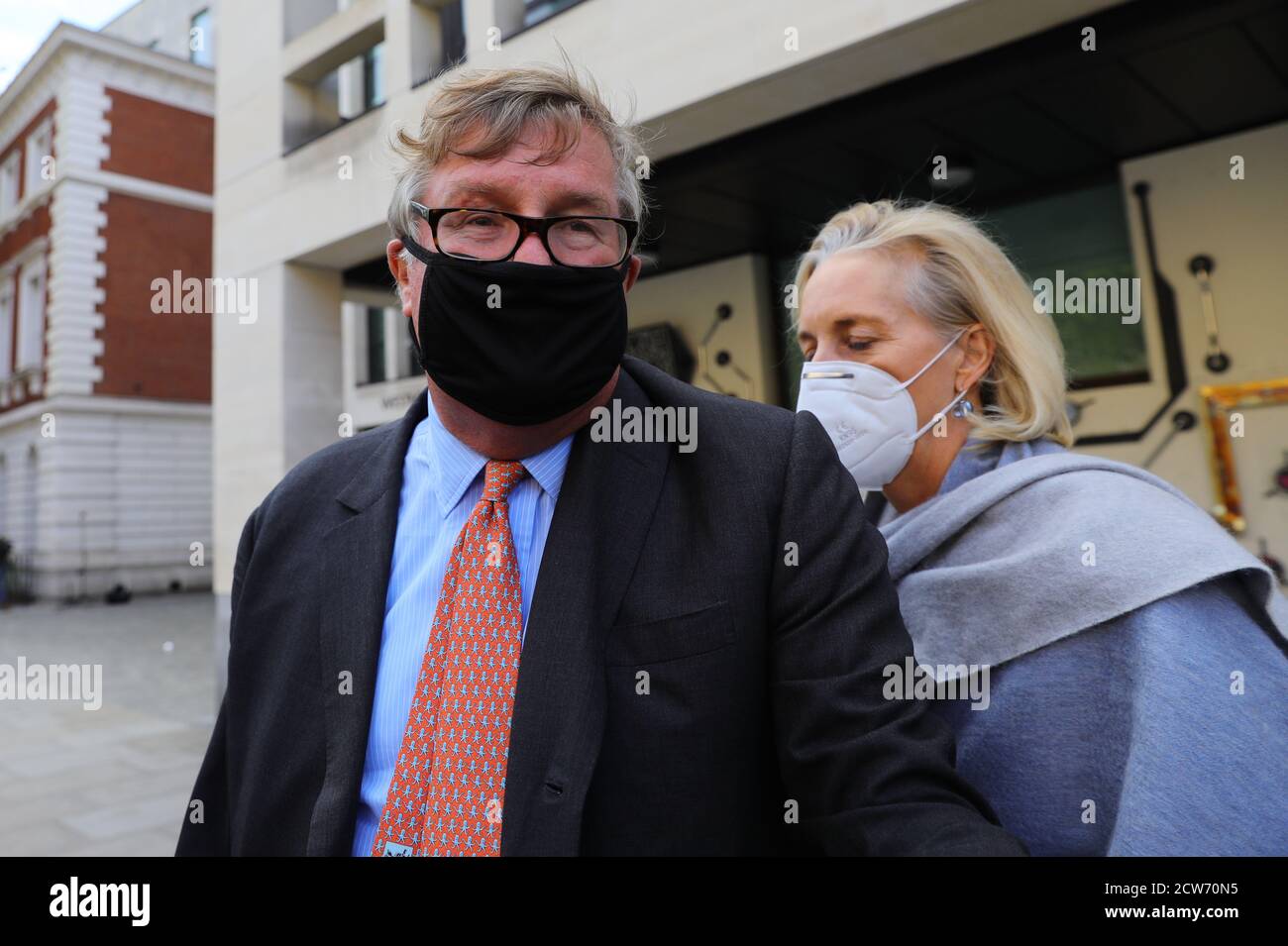 Hedgefonds-Manager Crispin Odey verließ das Westminster Magistrates' Court, London, mit seiner Frau Nichola Pease, wo er beschuldigt wurde, Ende der 1990er Jahre einen jungen Investmentbanker angegriffen zu haben. Stockfoto