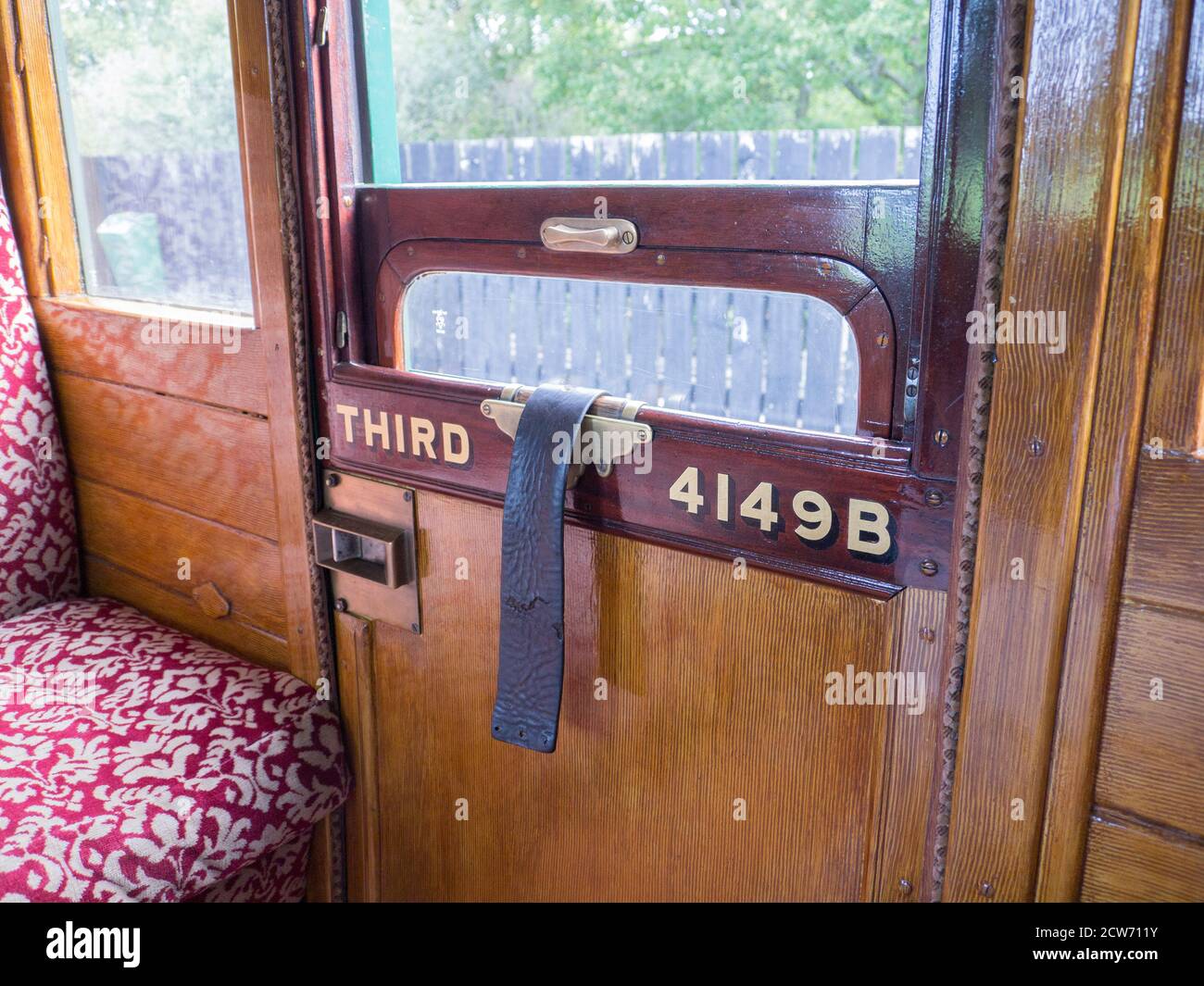 Historische Eisenbahnwaggon Öffnung Fenster angehoben & abgesenkt mit Lederband und durch Verriegeln eines Lochs in Position gesichert Im Gurt über Metallbolzen Stockfoto