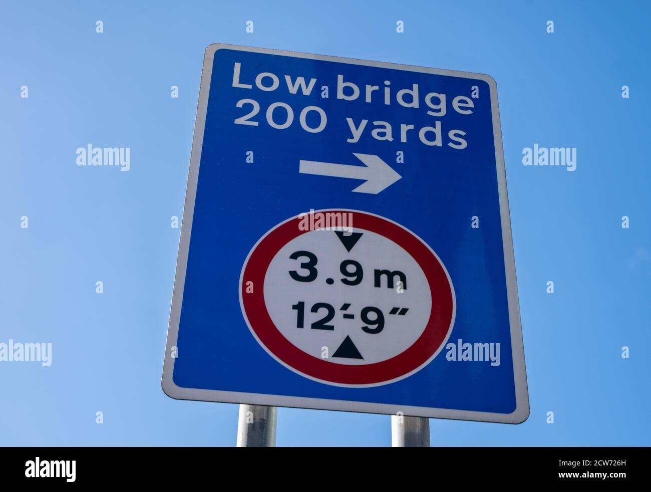 Blaues und weißes Schild mit Höhenbegrenzung in Bolton Lancashire Juli 2020 Stockfoto