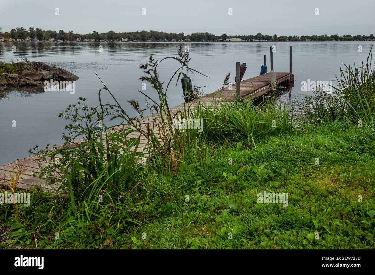 Alte, verwitterte Pier am Oneida Lake in Cicero, New York an einem bewölkten Herbstmorgen Stockfoto