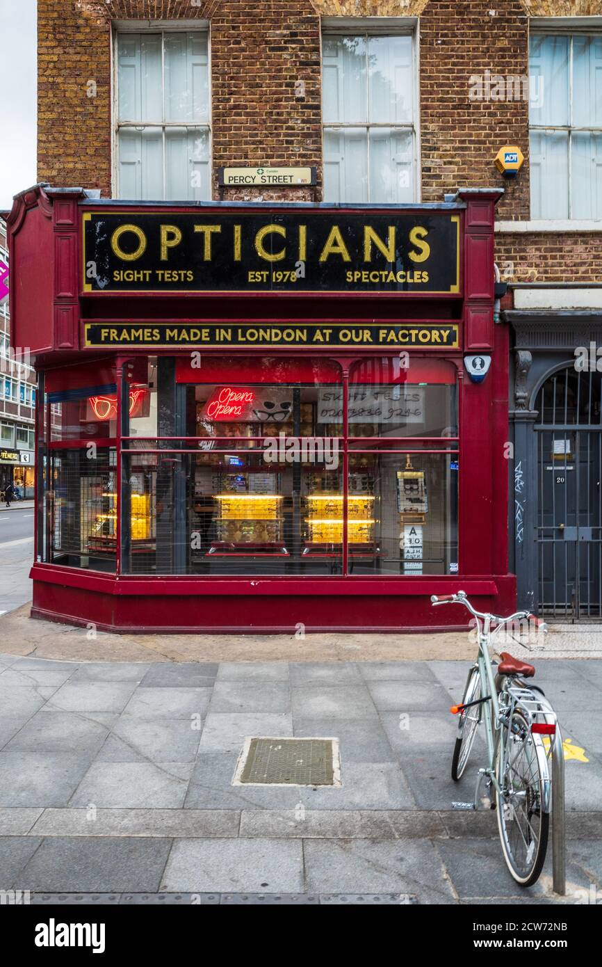 Opera Opera Optikers Store Tottenham Court Road / Percy Street London. Handgefertigte Brillen - gegründet 1978 Stockfoto