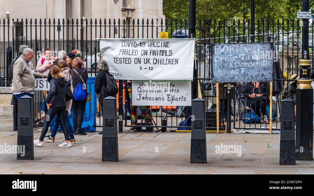 Anti-Impfstoff-Proteste opp. Downing St London - Protestierende gegen Covid-19 Coronavirus-Impfstofftests gegenüber der Residenz des britischen Premierministers Stockfoto