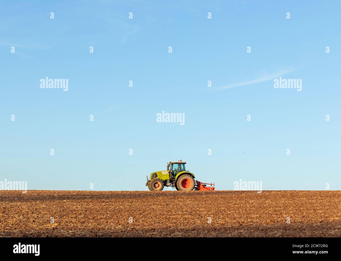 Ein Traktor pflügt ein Feld in der Nähe von Droitwich in Worcestershire, Großbritannien Stockfoto