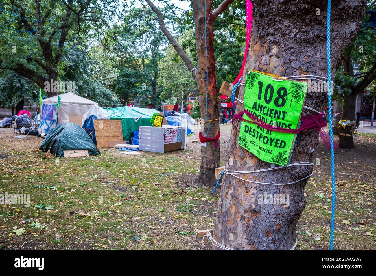 HS2-Baumfällprotest am Bahnhof Euston - Demonstranten besetzen die Euston Square Gardens, um gegen das Fällen von 108 Bäumen im Rahmen der HS2-Bauarbeiten zu protestieren. Stockfoto