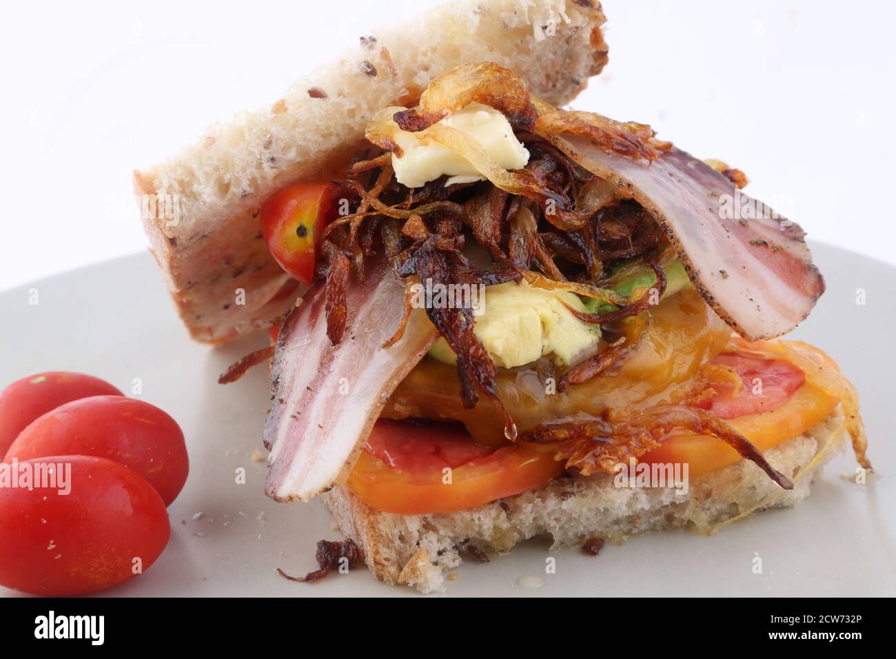 Hausgemachtes Sandwich mit Specktomaten und Mayonaise-Sauce Stockfoto