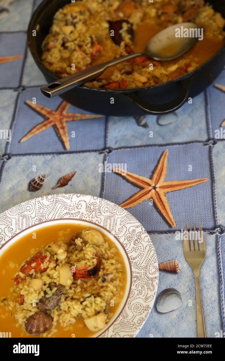 Meeresfrüchte spanischer Reis mit Hummer und Muscheln Stockfoto