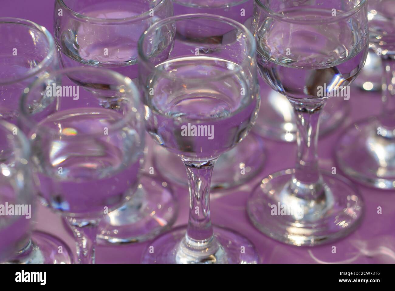 Gläser mit Wodka serviert auf Fliedertisch, Nahaufnahme, horizontale Ausrichtung Stockfoto