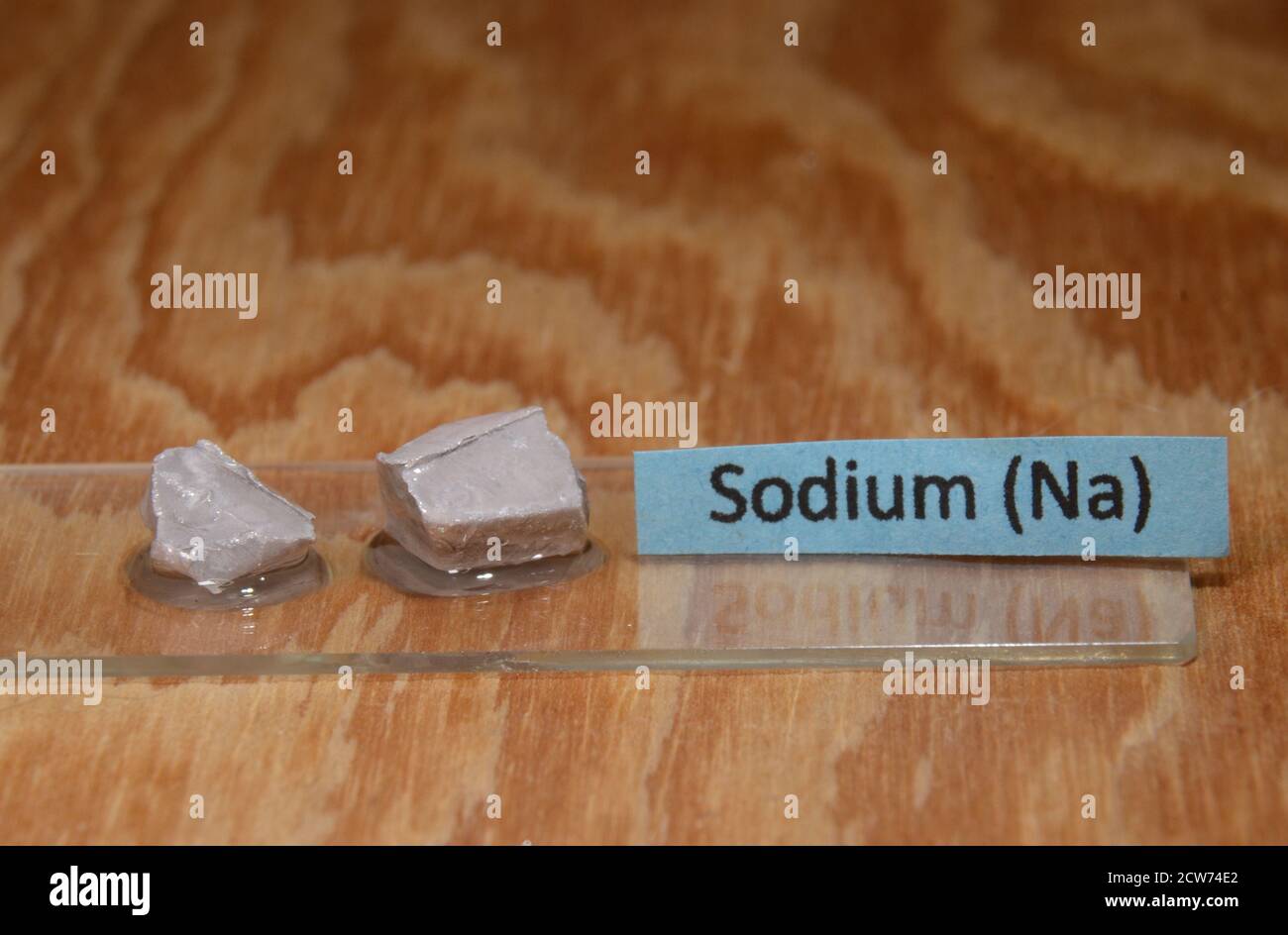 Proben des Periodenelements Nr. 11 Natrium (Na) . Die Alkalimetalle sind so reaktiv, dass sie vor Luft geschützt werden müssen, in diesem Fall mit einem Thi Stockfoto