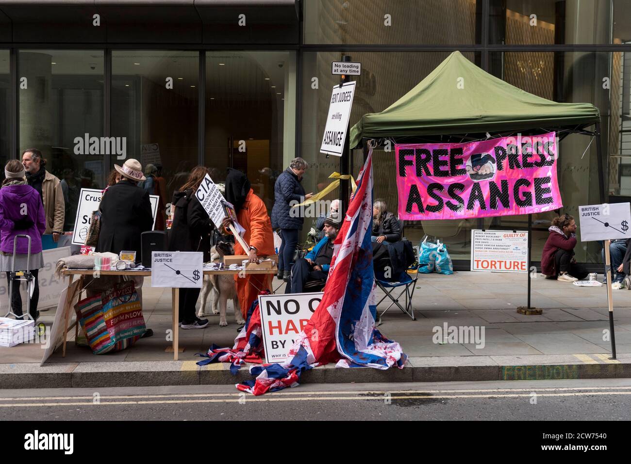 London, Großbritannien. 28. September 2020. Unterstützer von Julian Assange vor dem zentralen Strafgerichtshof von Old Bailey. Der Auslieferungsprozess von Julian Assange, Wikileaks Gründer, wird derzeit im Inneren gehört. Kredit: Stephen Chung / Alamy Live Nachrichten Stockfoto