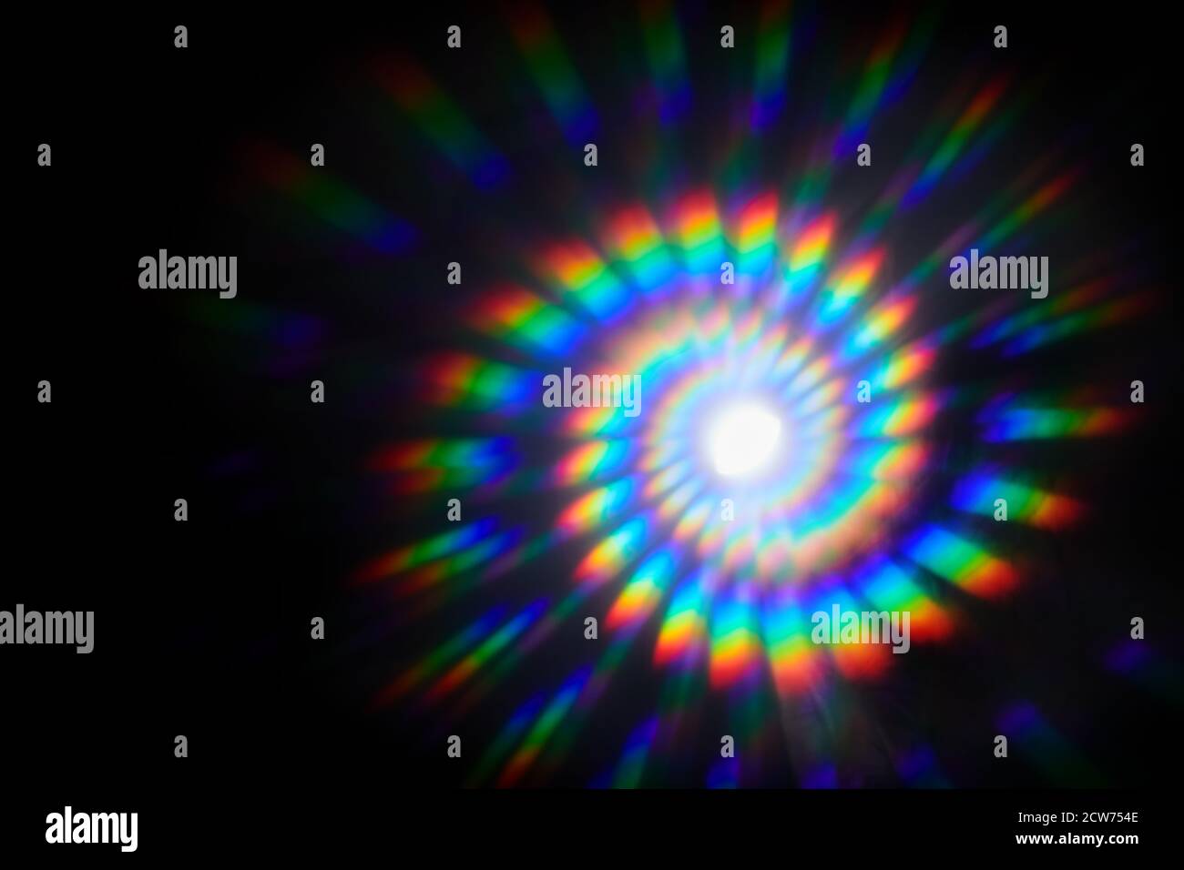 Twirl Regenbogen Burst auf schwarzem Hintergrund. Abstrakt Bewegung Hintergrund. Stockfoto