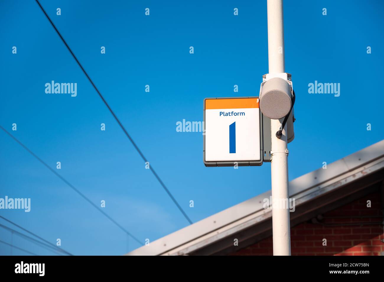 LONDON - 11. SEPTEMBER 2020: Bahnsteig ein Schild lauter Lautsprecher mit klarem blauen Himmel im Hintergrund Stockfoto