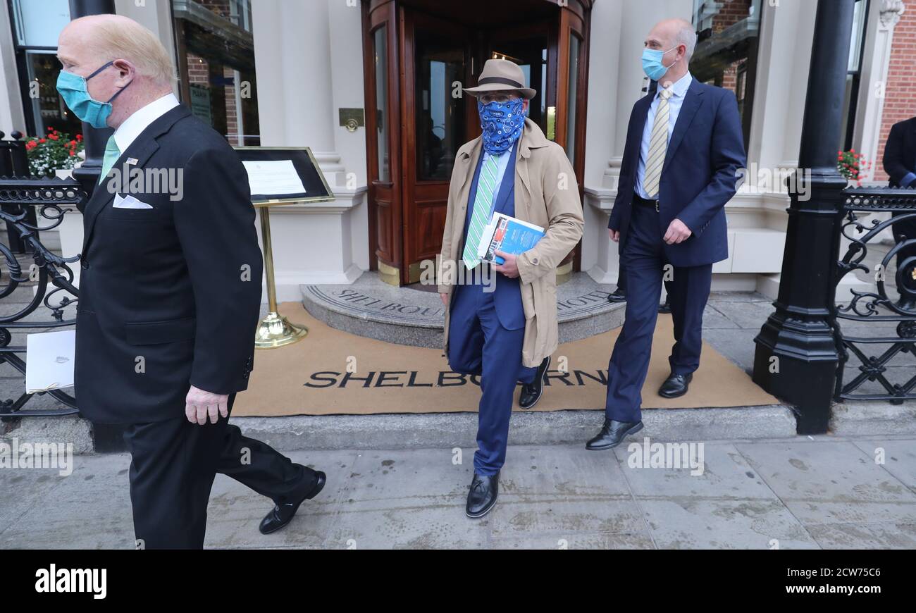 Der Botschafter der Vereinigten Staaten in Irland Edward F. Crawford (links) und der Sondergesandte der Vereinigten Staaten für Nordirland Michael Mulvaney (Mitte) verlassen das Shelbourne Hotel in Dublin im Rahmen eines Tages der Gespräche mit Politikern und Medien. Stockfoto