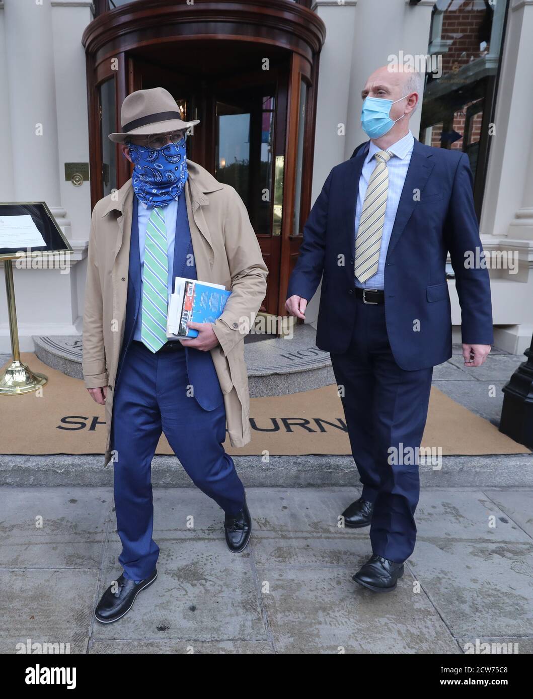 Der Sondergesandte der Vereinigten Staaten für Nordirland Michael Mulvaney (links) verlässt das Shelbourne Hotel in Dublin im Rahmen eines Tages der Gespräche mit Politikern und Medien. Stockfoto