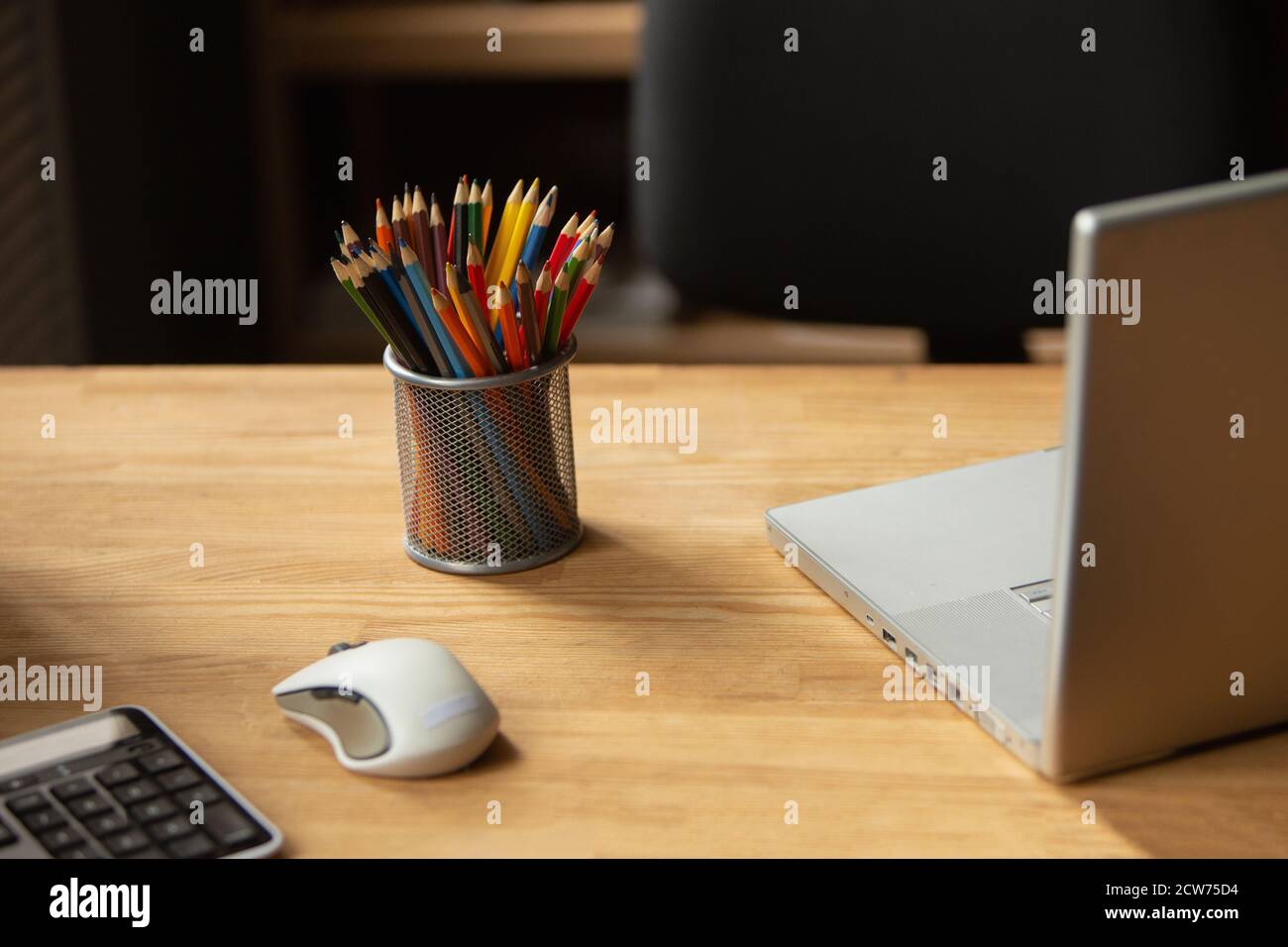 Büroarbeitsplatz. Farbstifte, Laptop-Computer und Computermaus auf Holzschreibtisch im Büro. Hochwertige Fotos Stockfoto