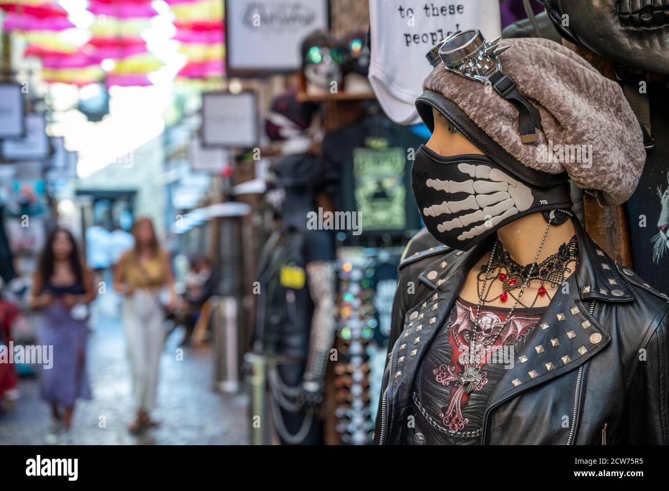 LONDON - 14. SEPTEMBER 2020: Kunstvoll gekleidete Schaufensterpuppe mit Skelett-Gesichtsmaske vor einem Marktstand am Camden Lock Market während der Covid 19 Uhr Stockfoto