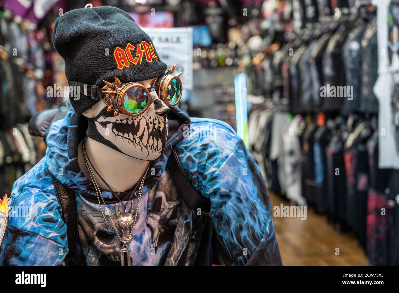 LONDON - 14. SEPTEMBER 2020: Kunstvoll gekleidete Schaufensterpuppe mit Skelett-Gesichtsmaske am Eingang zu einem Marktstand am Camden Lock Market während der Cov Stockfoto