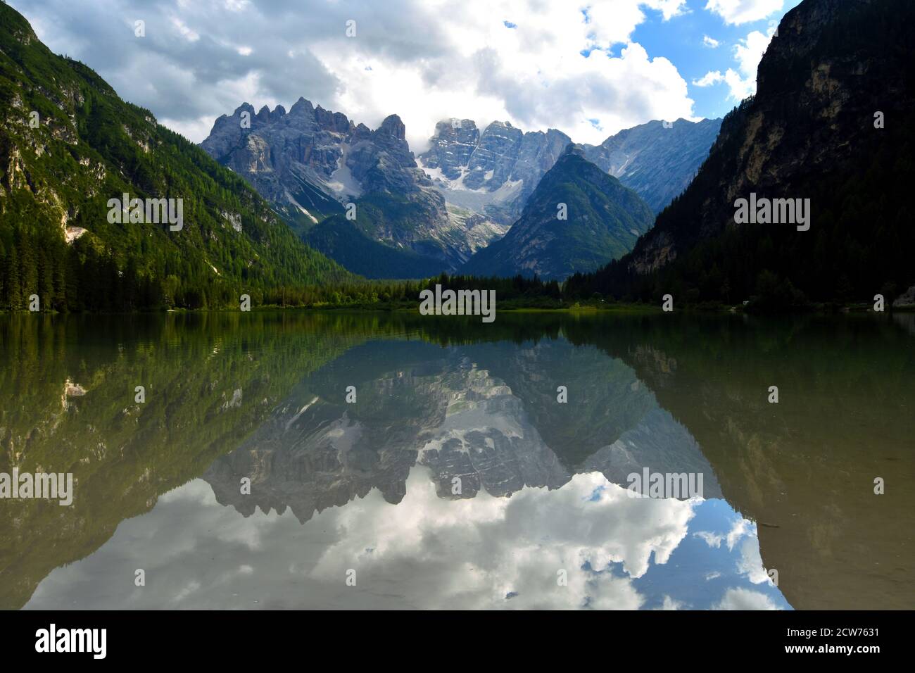 Berg auf Spiegelsee (dolomiti - innichen - monte cristallo - landrosee - trentino - Alto adige - italia - europa) Stockfoto