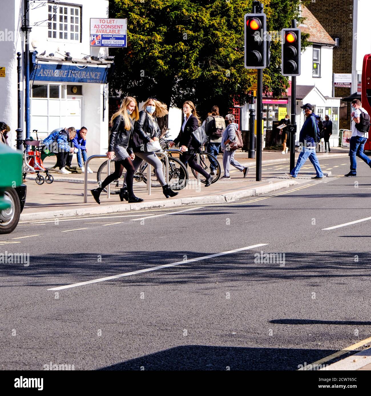London, Großbritannien, September 28 2020, Gruppe junger Menschen, die Straße an der Ampel überqueren COVID-19 Stockfoto