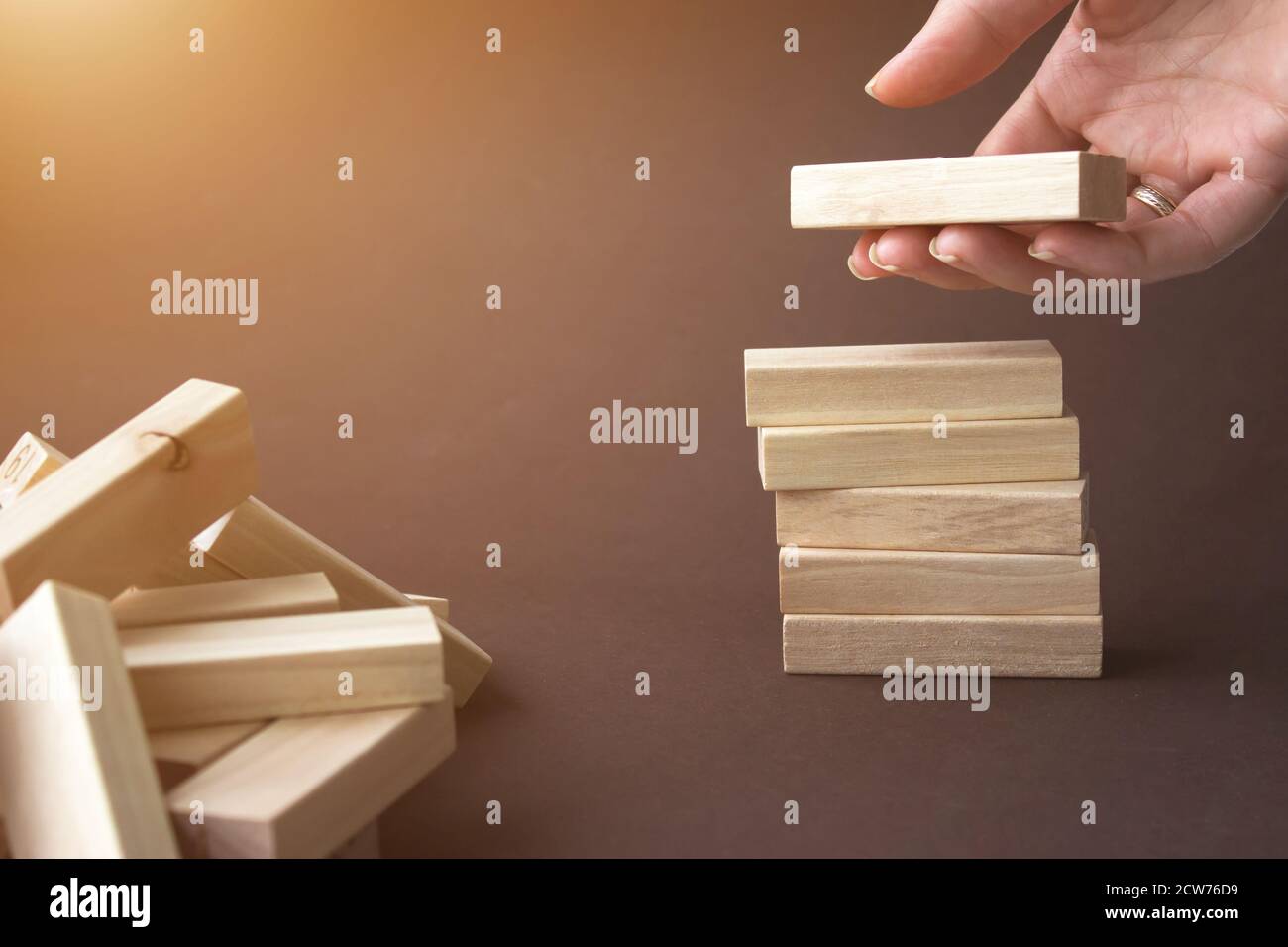 Hand stapelbare Holzblöcke für in Form von Treppe, Piramid. Geschäftsentwicklung, Strategiekonzept. Aufbau einer Erfolgsgrundlage Stockfoto