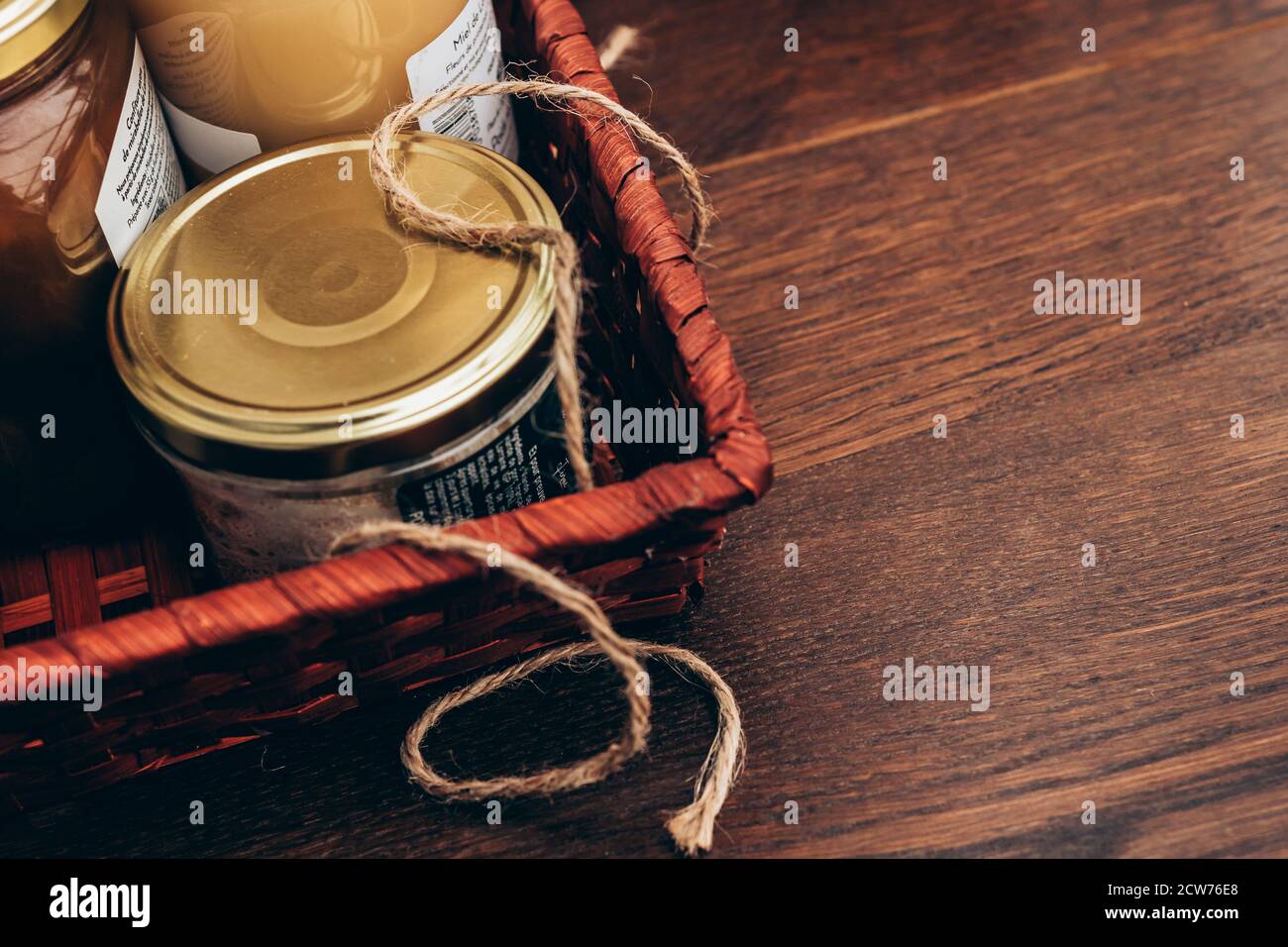 Geschenkkorb mit Gourmet-Produkten, Gläsern und Konserven von lokalen Produkten Stockfoto