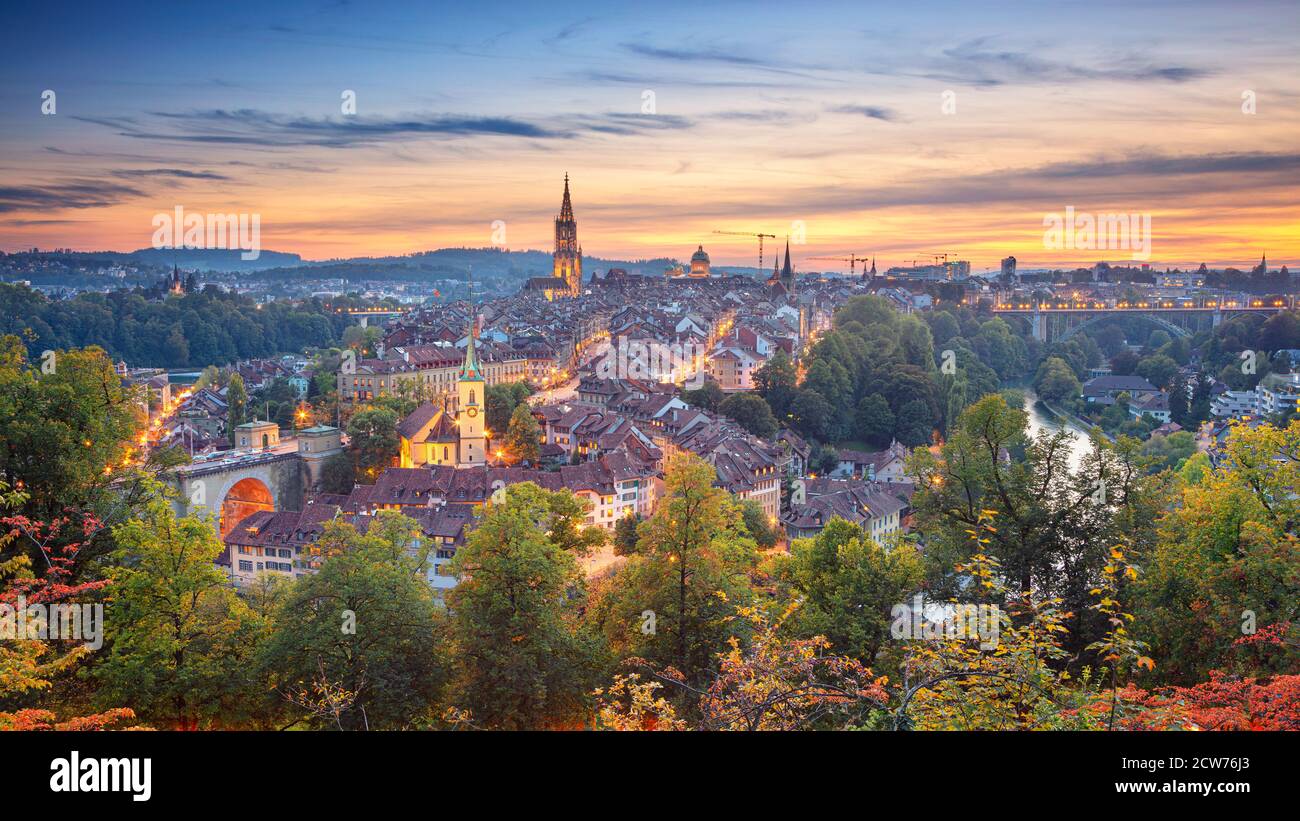 Stadt Bern. Panorama-Stadtbild der Innenstadt von Bern, Schweiz bei schönem Herbstuntergang. Stockfoto