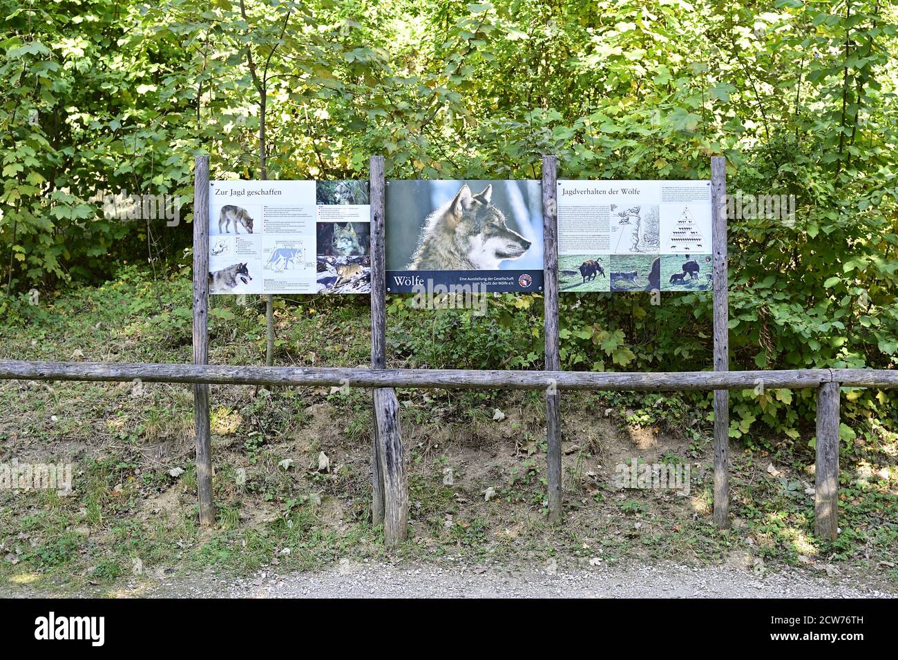 Ernstbrunn, Niederösterreich, Österreich. Informationstafeln vor dem Wolf Science Center Stockfoto