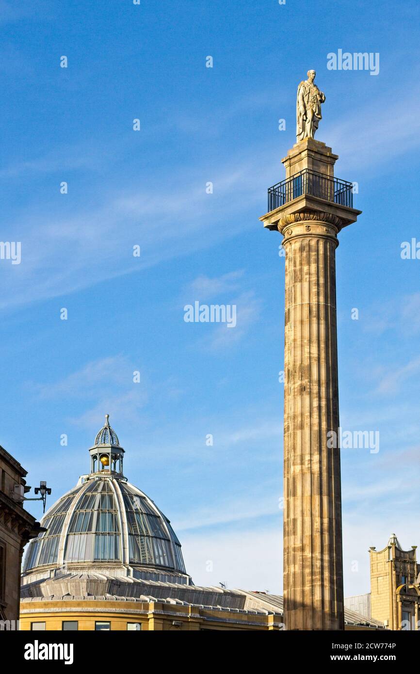 Eine Statue von Charle Earl Grey steht stolz auf dem Gray's Monument in Newcastle, Tyne and Wear, mit der Kuppel der Monument Mall im Hintergrund Stockfoto