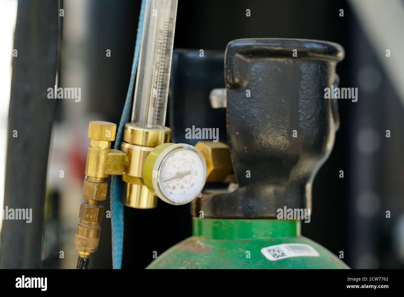 Schweißgasflasche mit Manometern für Manometer. Nahaufnahme des ArgonLagertanks für die