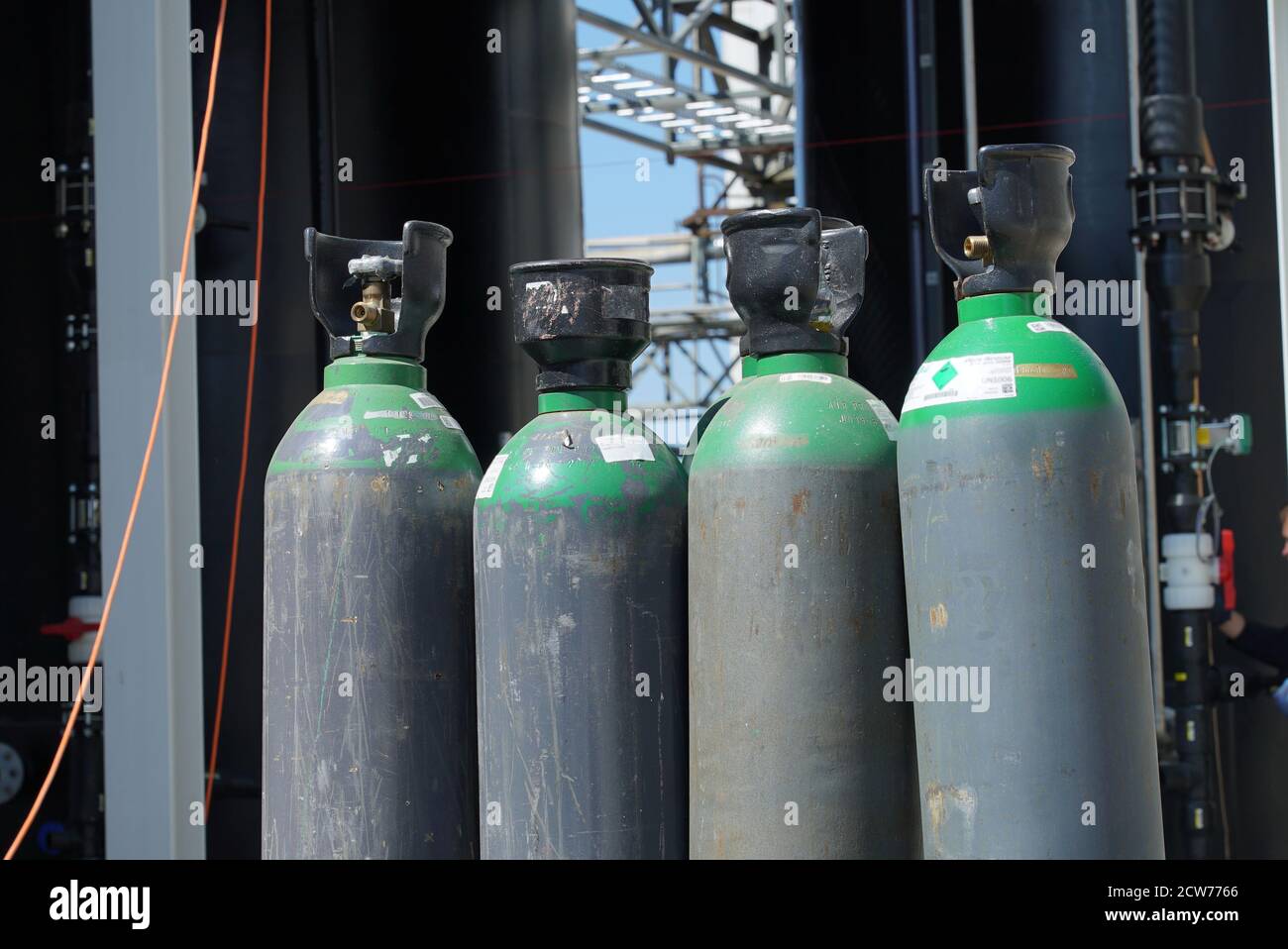 Argon-Lagertanks für Rohrschweißindustrie in Stock Industrieunternehmen. Schweißgasflaschen. Stockfoto