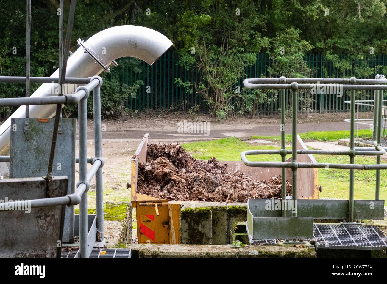 Kläranlagen Wasseraufbereitungsarbeiten - grobes Material wie feuchte Tücher während der Vorbehandlung entfernt - Richmond, Yorkshire, England, Großbritannien Stockfoto