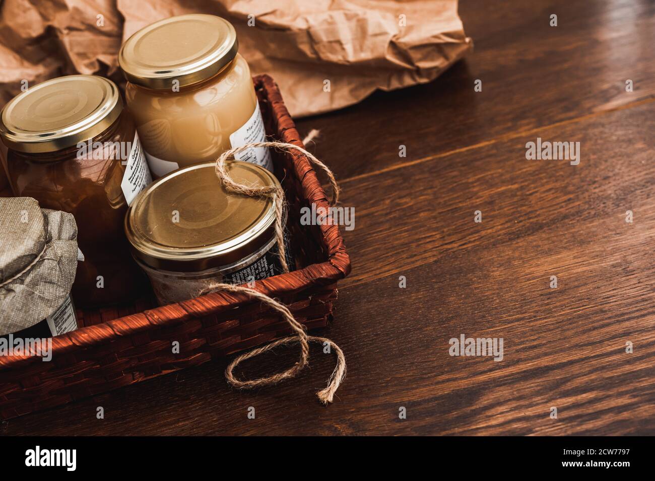 Geschenkkorb mit Gourmet-Produkten, Gläsern und Konserven von lokalen Produkten Stockfoto