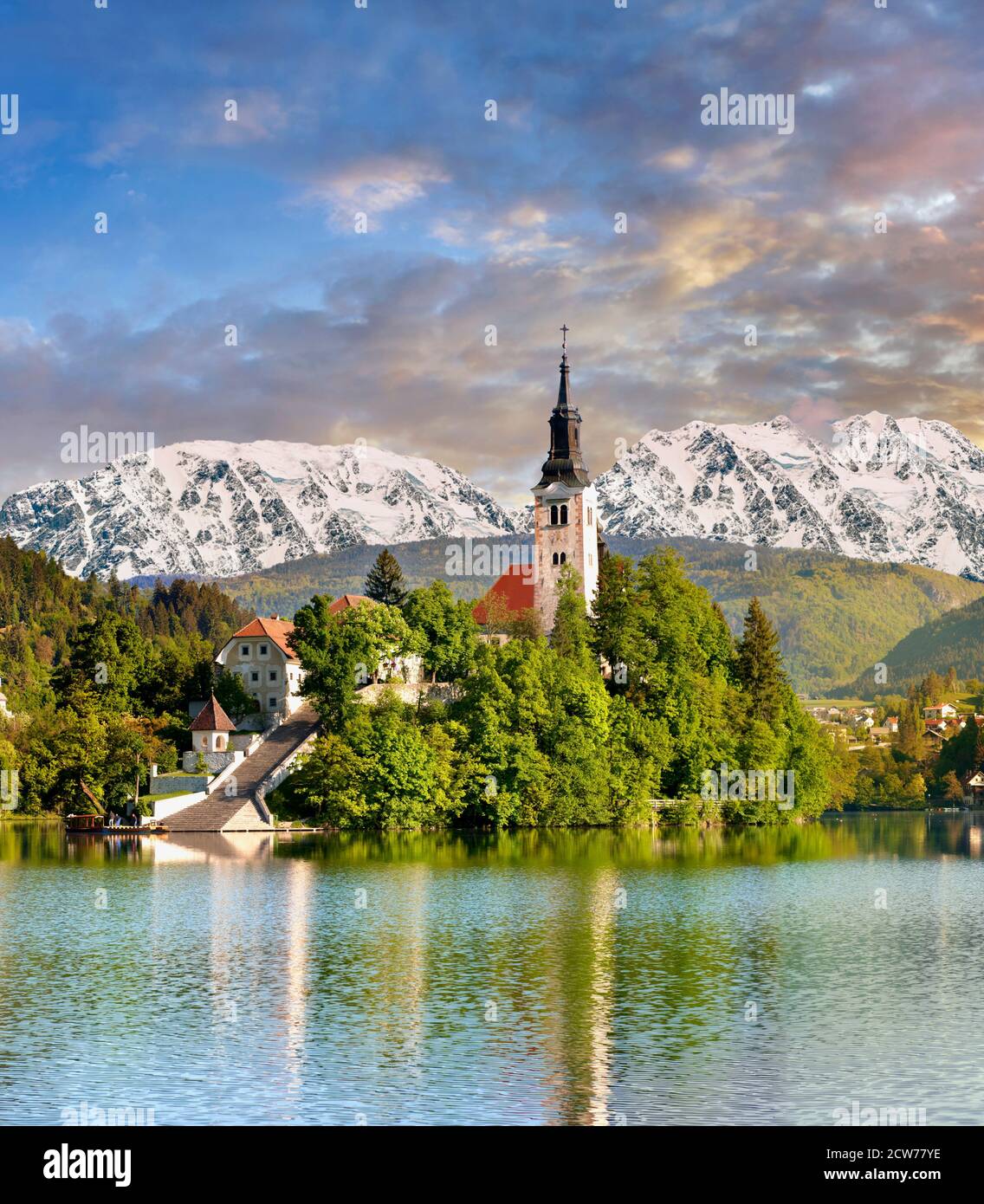 Annahme der Maria Pilgerfahrt Kirche Insel in der Mitte von Bleder See Slowenien bei Sonnenuntergang Stockfoto