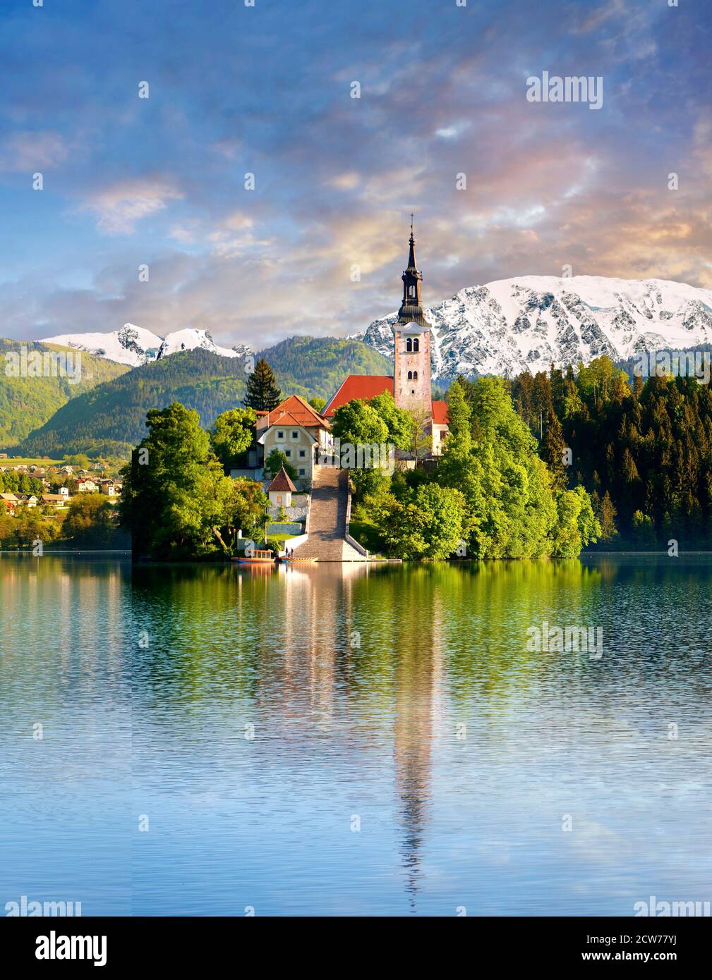 Annahme der Maria Pilgerfahrt Kirche Insel in der Mitte von Bleder See Slowenien bei Sonnenuntergang Stockfoto