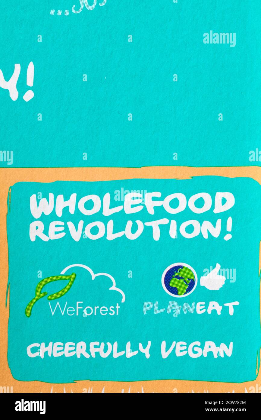 Detail auf Schachtel mit nakd gesalzenem Karamell lecker roh Obst & Nussriegel - Vollwertkost Revolution, WeForest, PlanEat, fröhlich vegan Stockfoto