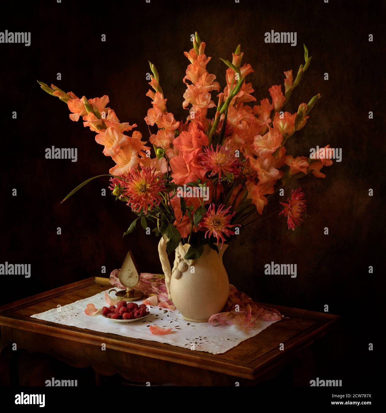 Stillleben Studie mit orangen Gladiolen Stockfoto
