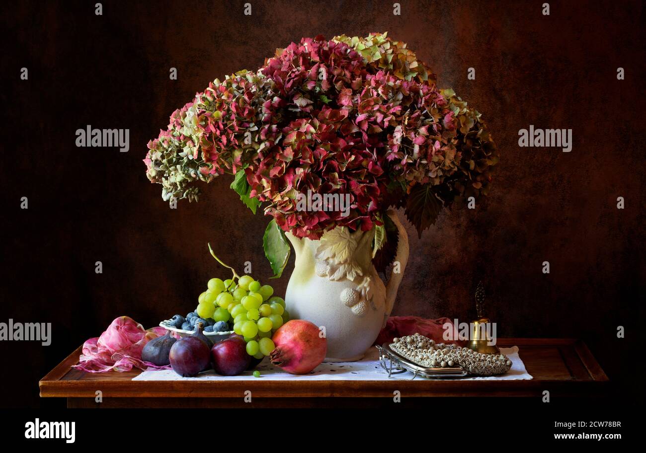 Stillleben blüht mit Hortensien und Früchten Stockfoto