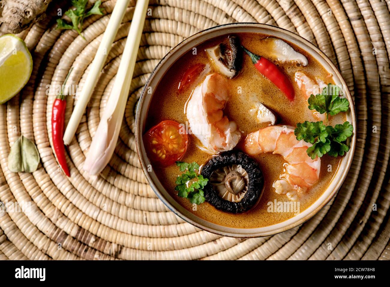 Traditionelle würzige thailändische Suppe tom Yum kung mit Shiitake ...