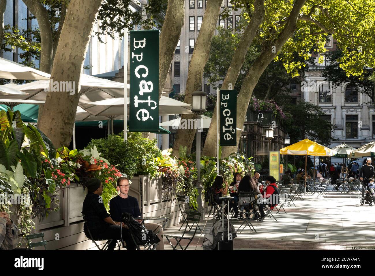 Menschen genießen Bryant Park vor dem B. P. Cafe, NYC, USA Stockfoto