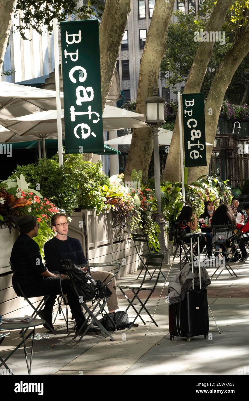 Menschen genießen Bryant Park vor dem B. P. Cafe, NYC, USA Stockfoto
