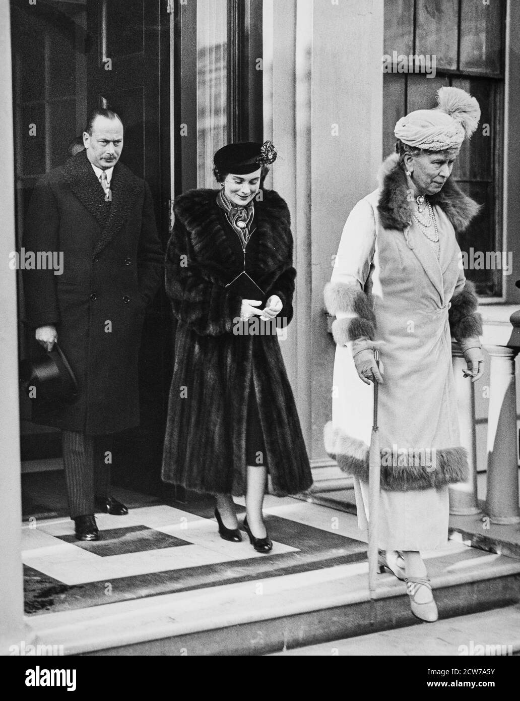 LONDON - 9. FEBRUAR: Der Herzog von Gloucester, die Herzogin von Gloucester und Königin Mary, die 3 Belgrave Square, um zur Taufe von Prinzessin Alexandra im Buckingham Palace, am 9. Februar 1937 gehen. Stockfoto