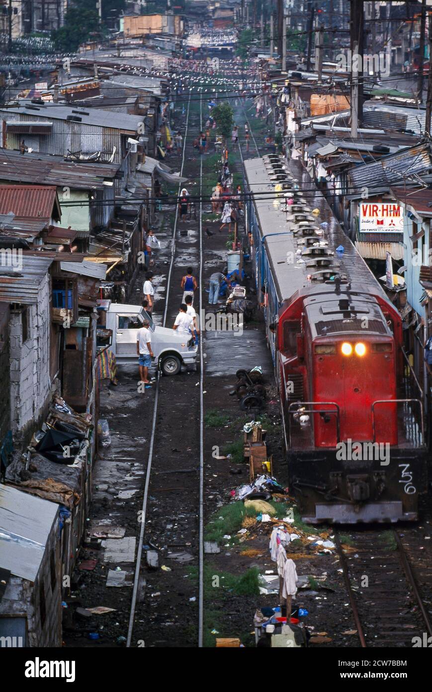 Zug- und Bahngleise durch Shanty Town, Blumentritt, Metro Manila, Philippinen Stockfoto