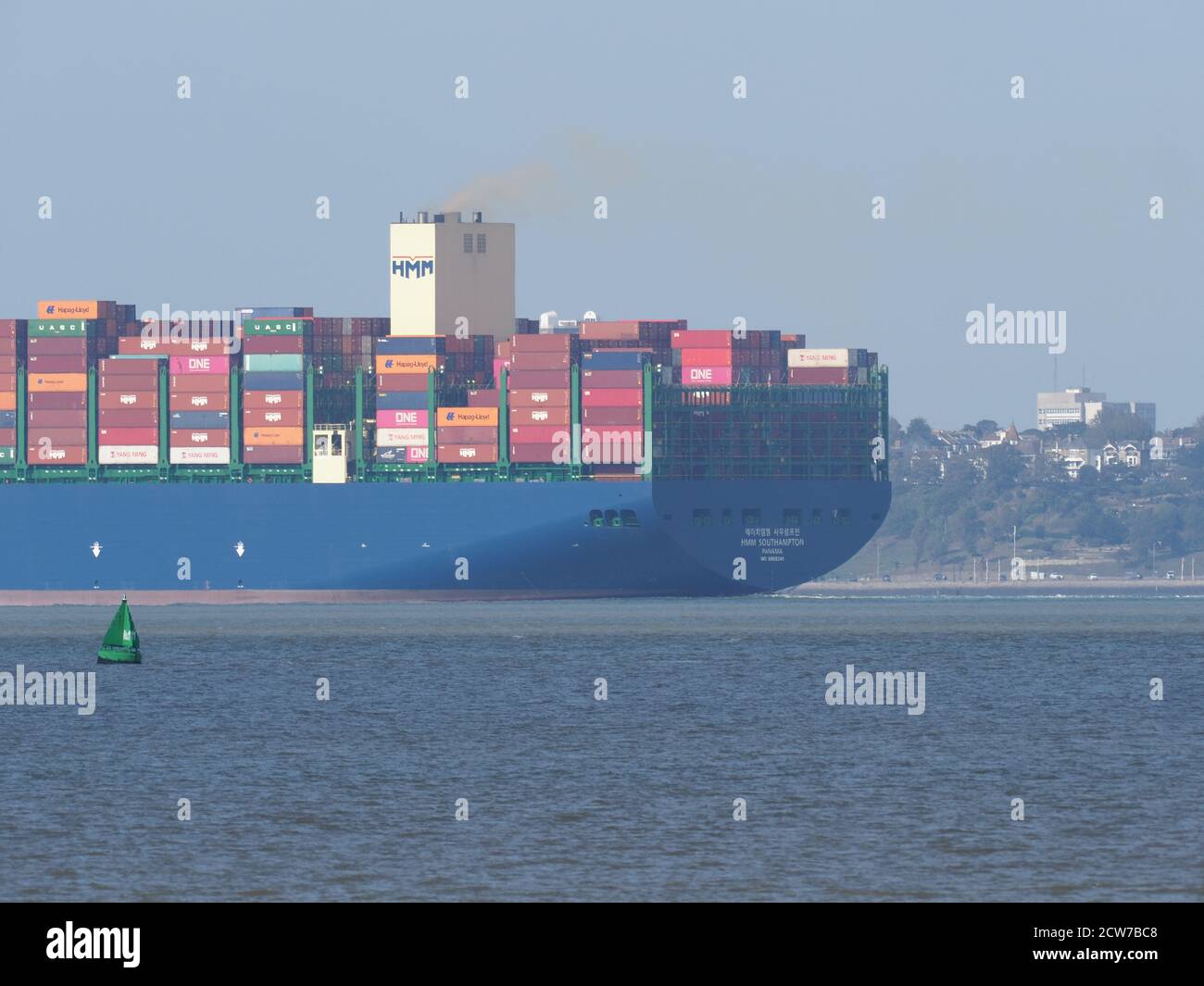 Sheerness, Kent, Großbritannien. September 2020. Eines der weltweit größten Containerschiffe HMM Southampton sah heute auf der Themse aus Sheerness, Kent ankommen. Kredit: James Bell/Alamy Live Nachrichten Stockfoto