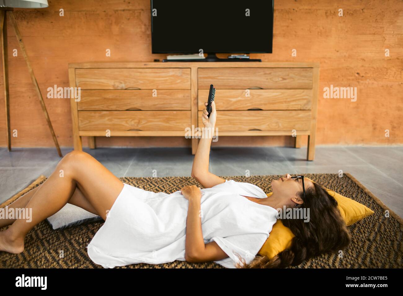 Fernsehen Ist Langweilig, Also Fickt Er Seine Frau Fernsehen Ist Langweilig, Also Fickt Er Seine Frau