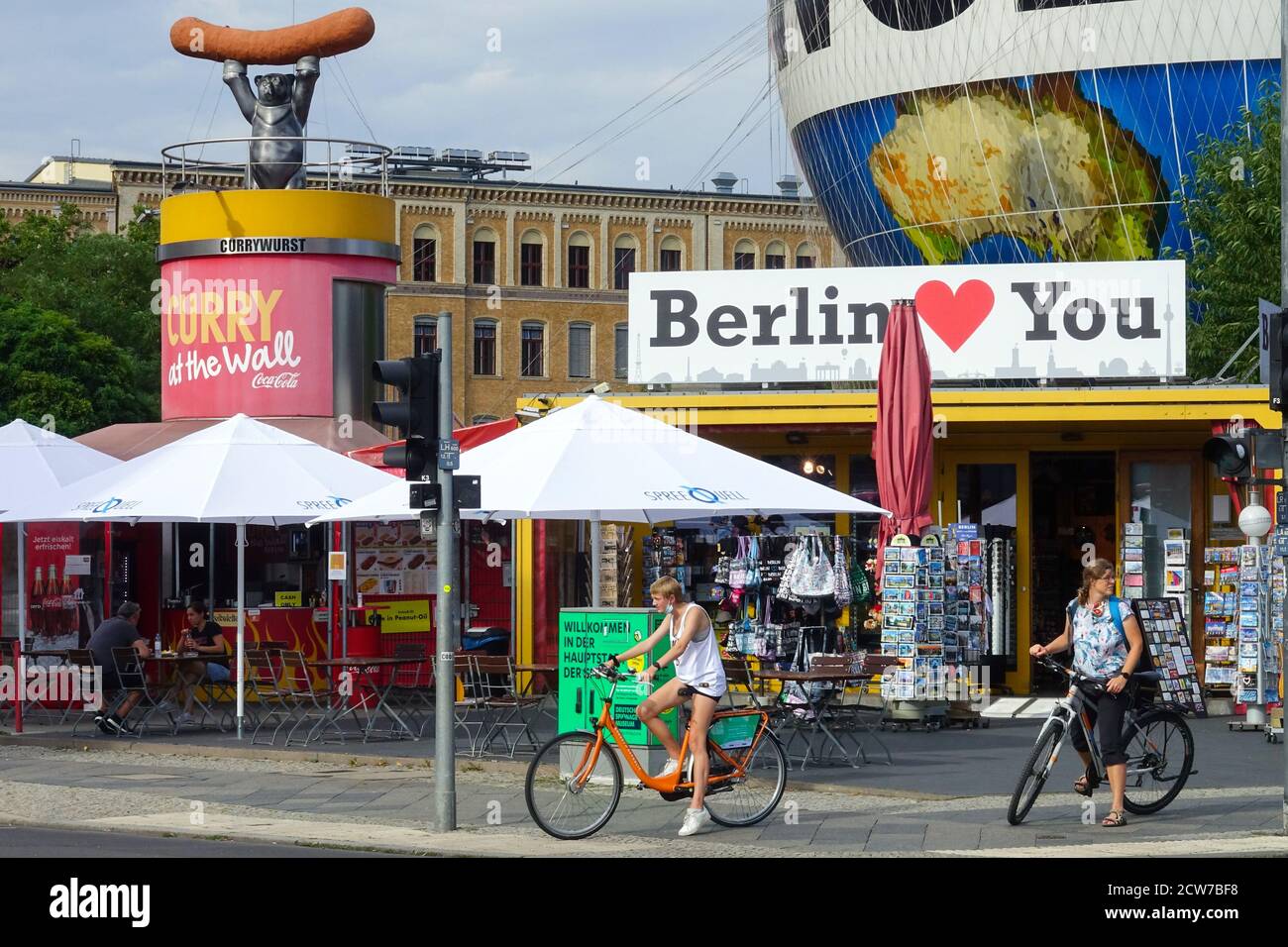 Berliner Tourist auf dem Fahrrad Currywurst Stand an der Mauer Deutschland Citybike Berliner Fahrrad Stockfoto