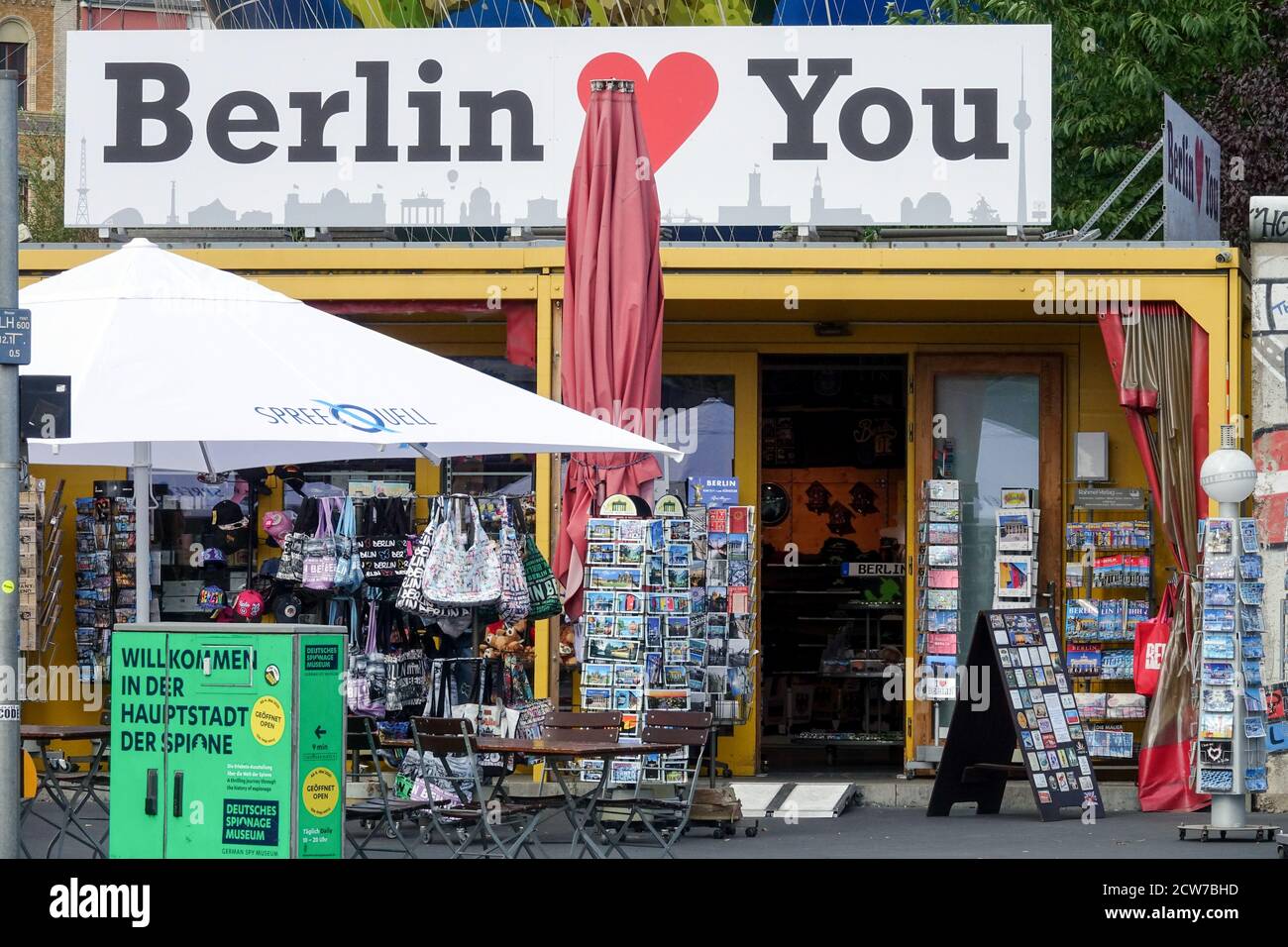Berlin Love Du stehst mit Souvenirs Stockfoto