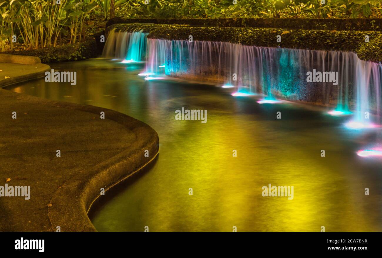 Farbiger Brunnen in einem botanischen Garten in Singapur Stockfoto