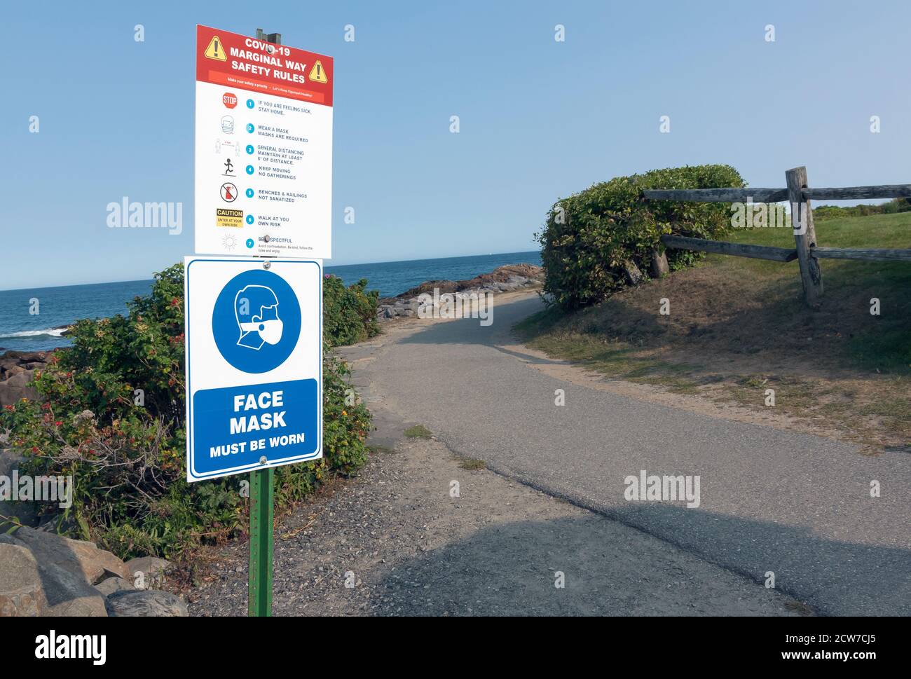 Schild mit Gesichtsmaske, die entlang des Marginal Way Scenic Trail in Ogunquit, Maine getragen werden muss. Stockfoto