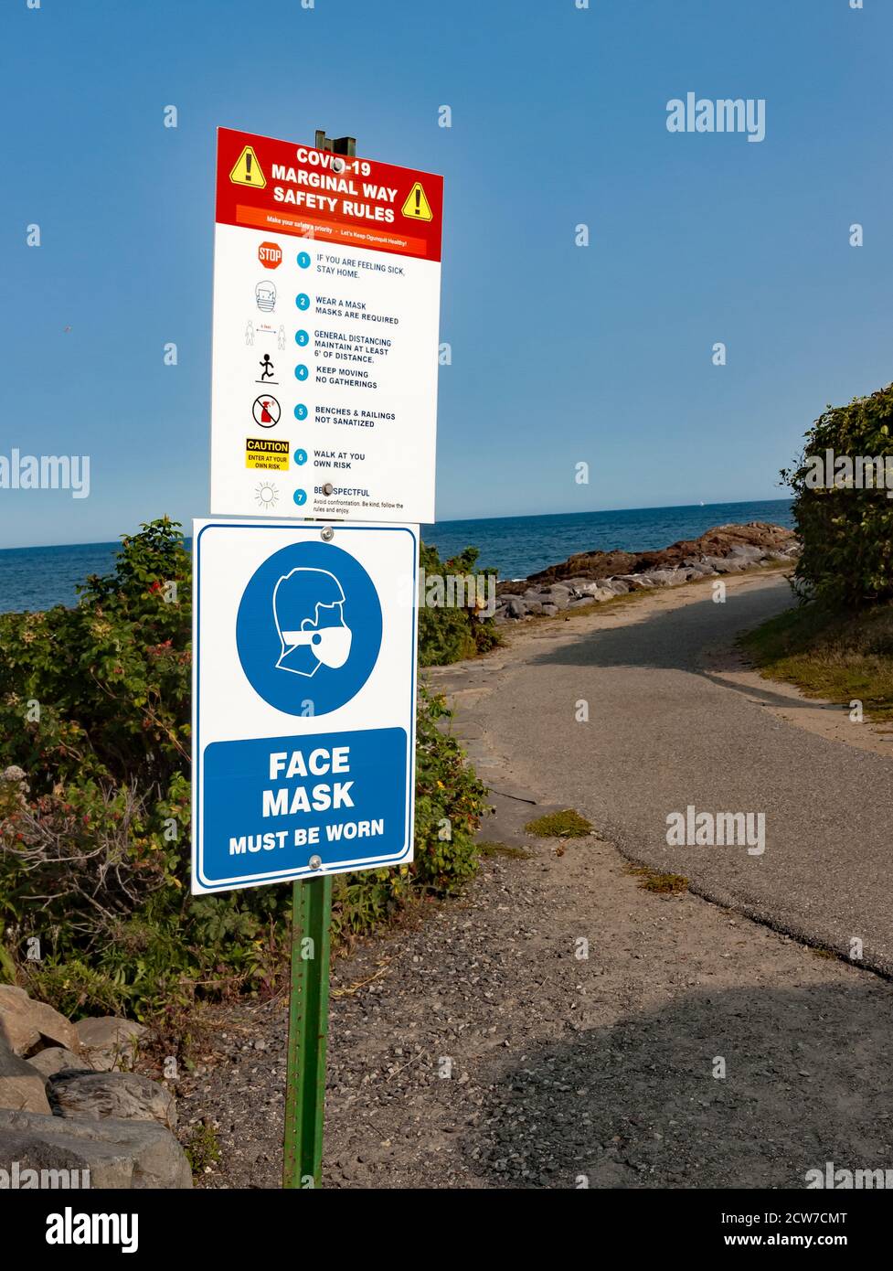 Schild mit Gesichtsmaske, die entlang des Marginal Way Scenic Trail in Ogunquit, Maine getragen werden muss. Stockfoto